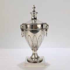 Urne ou vase de cheminée antique Sheffield en métal argenté sur pied en cuivre