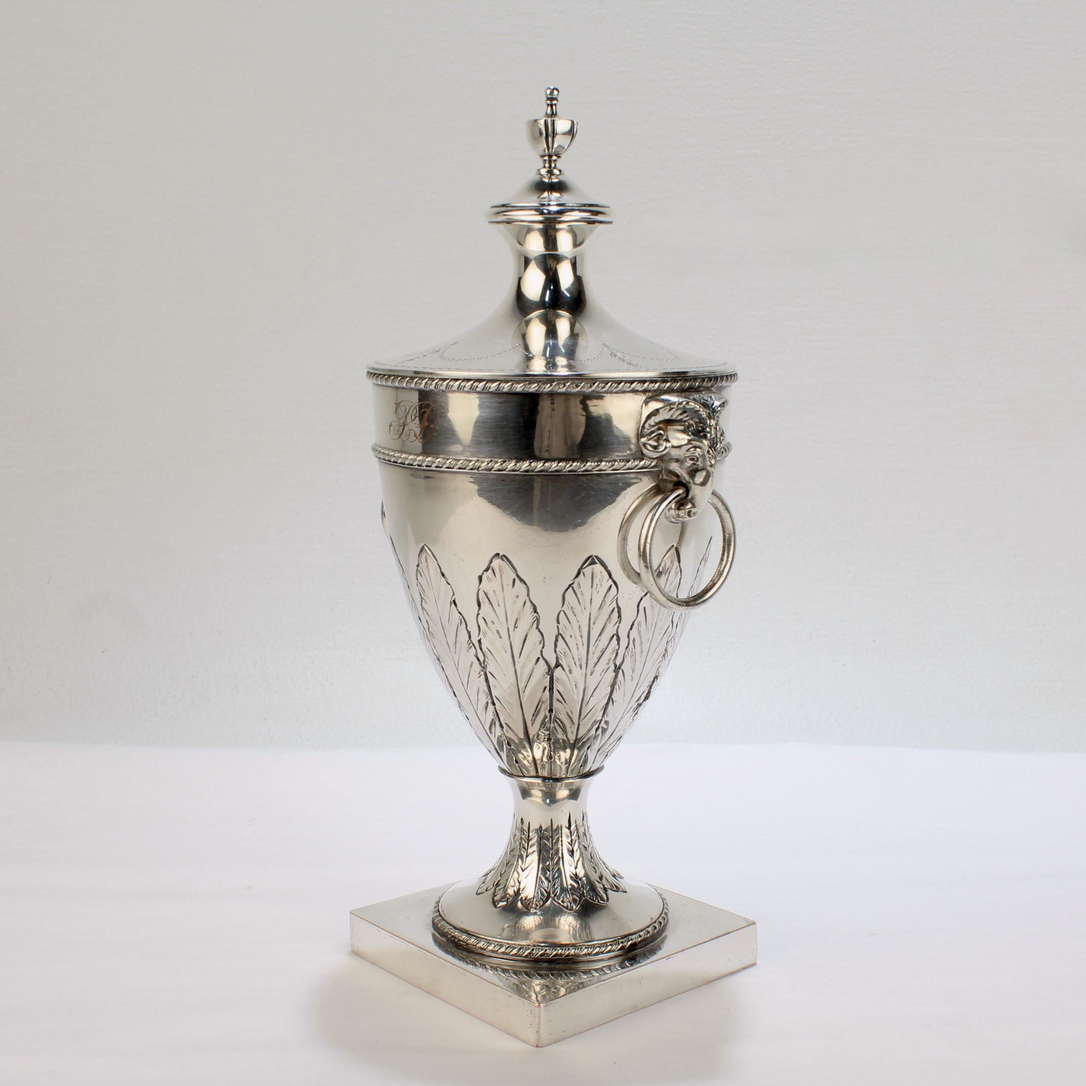 Antike Sheffield-Silberblech auf Kupferfuß-Kaminsims-Urne oder Vase mit Fuß und Deckel (Neoklassisch) im Angebot