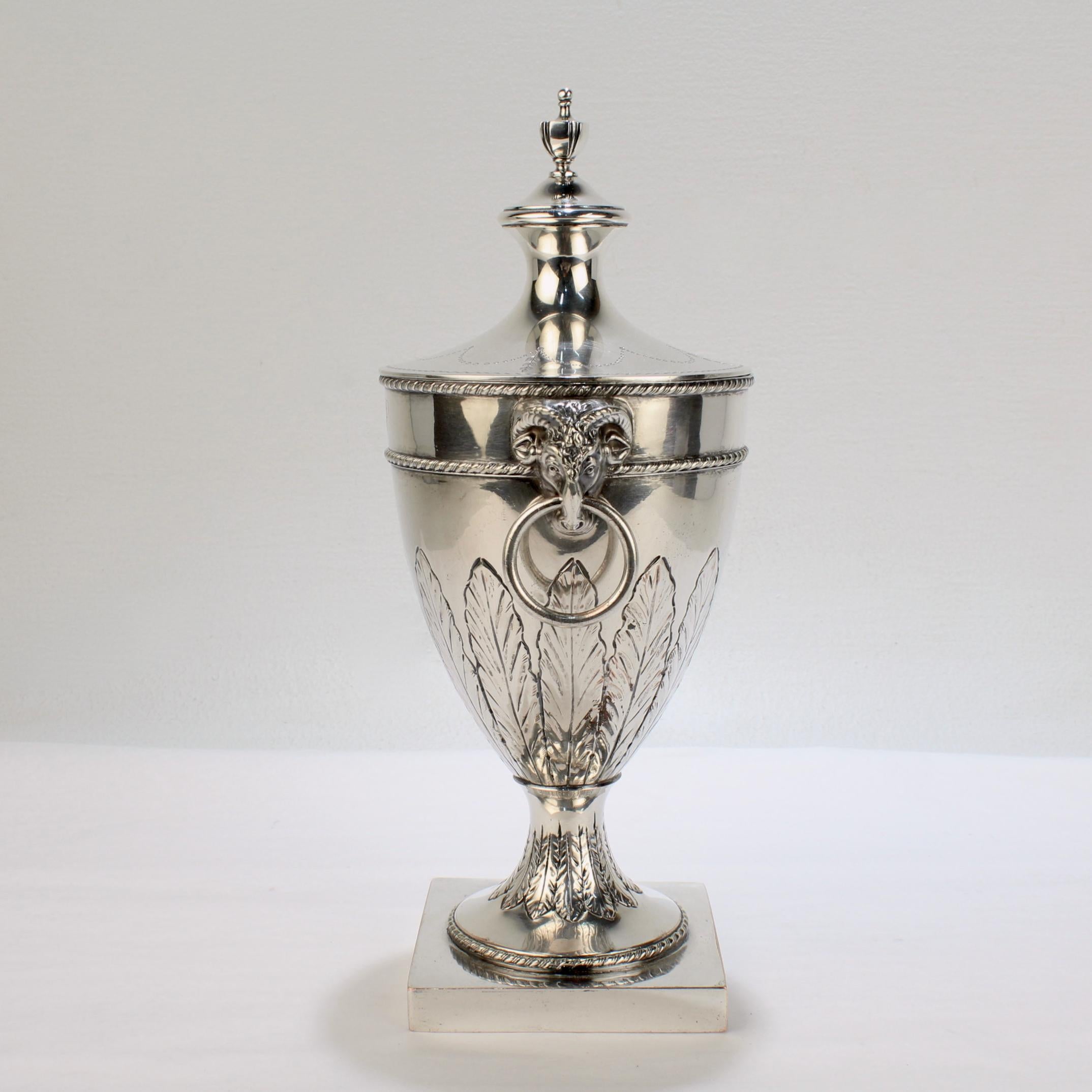 Urne ou vase de cheminée antique Sheffield en métal argenté sur pied en cuivre Unisexe en vente