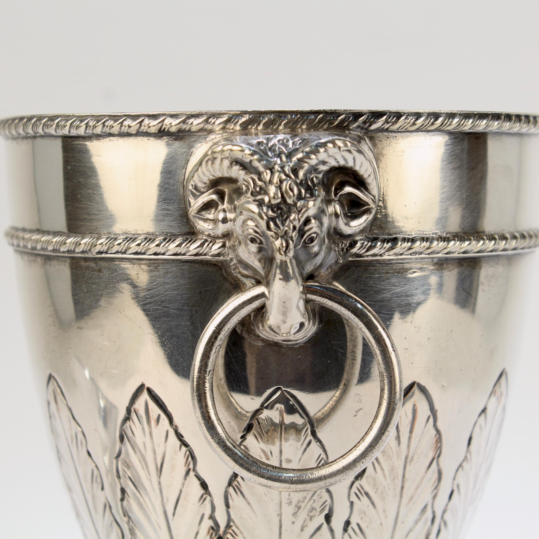 Urne ou vase de cheminée antique Sheffield en métal argenté sur pied en cuivre en vente 1