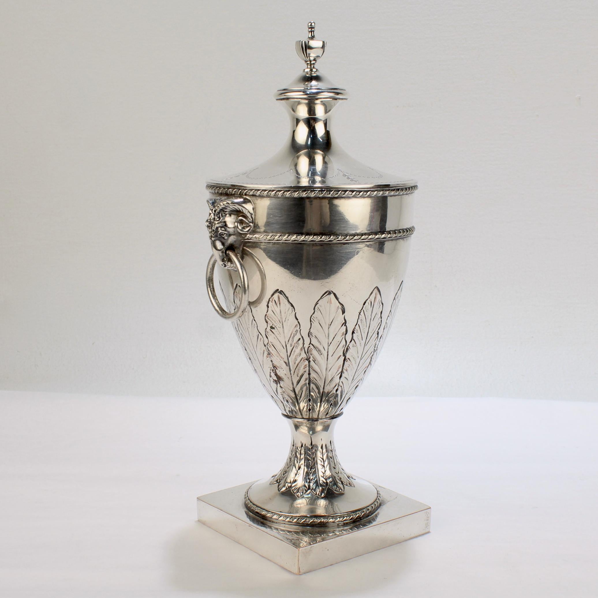 Antike Sheffield-Silberblech auf Kupferfuß-Kaminsims-Urne oder Vase mit Fuß und Deckel im Angebot 2