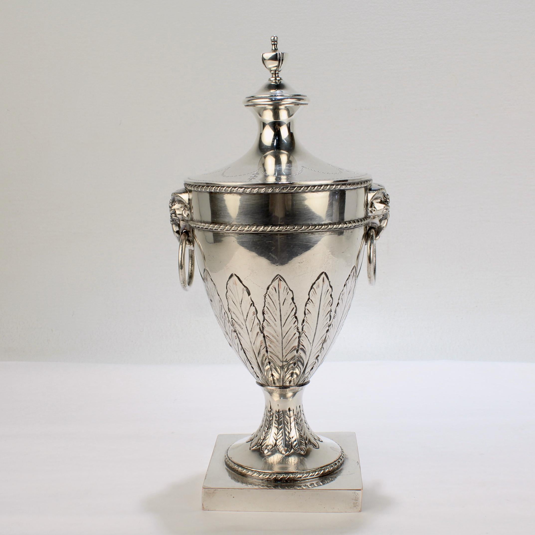 Antike Sheffield-Silberblech auf Kupferfuß-Kaminsims-Urne oder Vase mit Fuß und Deckel im Angebot 3