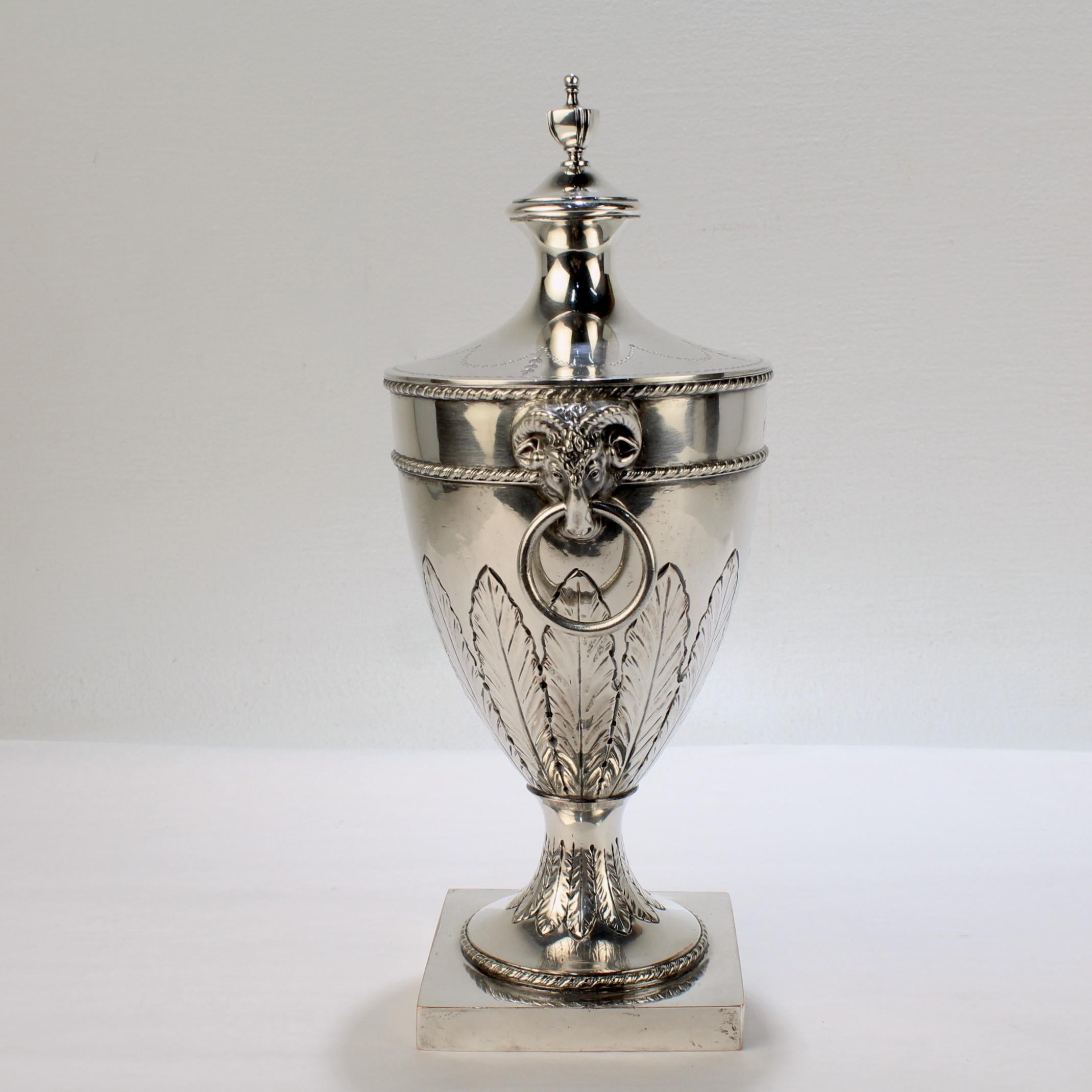 Antike Sheffield-Silberblech auf Kupferfuß-Kaminsims-Urne oder Vase mit Fuß und Deckel im Angebot 4