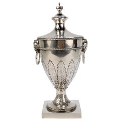 Antica urna o vaso da camino con piede in lamiera d'argento di Sheffield e coperchio in rame