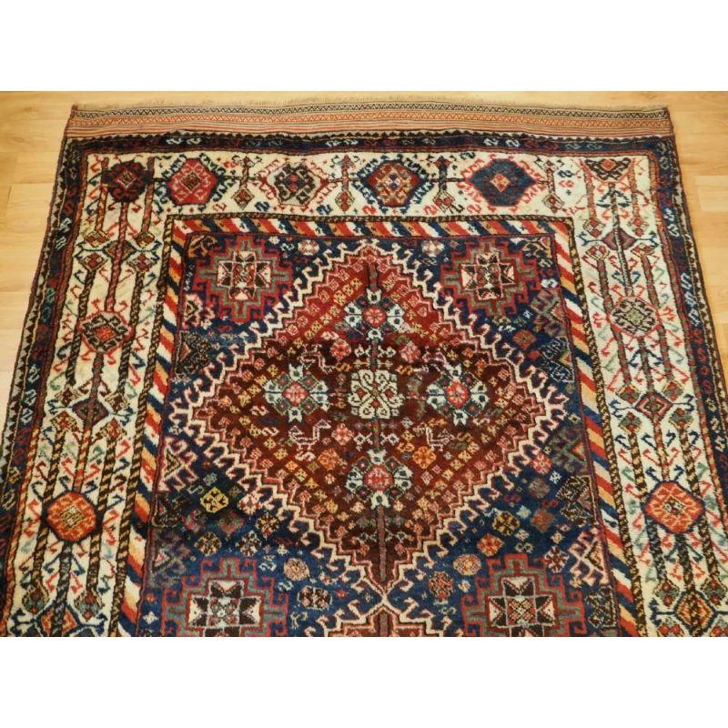Ce Shekarlu classique présente un double médaillon crocheté, dont le champ est orné d'animaux et d'éléments tribaux.

La palette de couleurs est exceptionnelle, y compris les jaunes et les verts. La bordure est d'un dessin typique de Shekarlu, les
