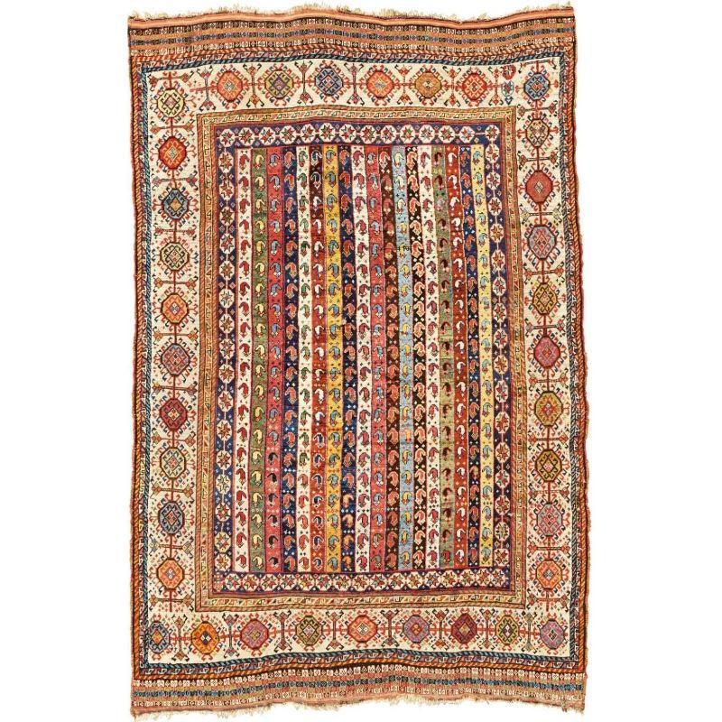Dieser Teppich hat ein sehr ungewöhnliches Muster aus vertikalen Streifen, die ein kleines Boteh-Muster enthalten. Die Palette der Farben ist hervorragend, darunter Gelb, sanftes Blau, Rot und Grün. Die Bordüre ist im typischen Shekarlu-Design