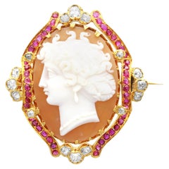 Broche camée ancienne en or jaune avec coquillage, rubis de 0,72 carat et diamants de 0,78 carat