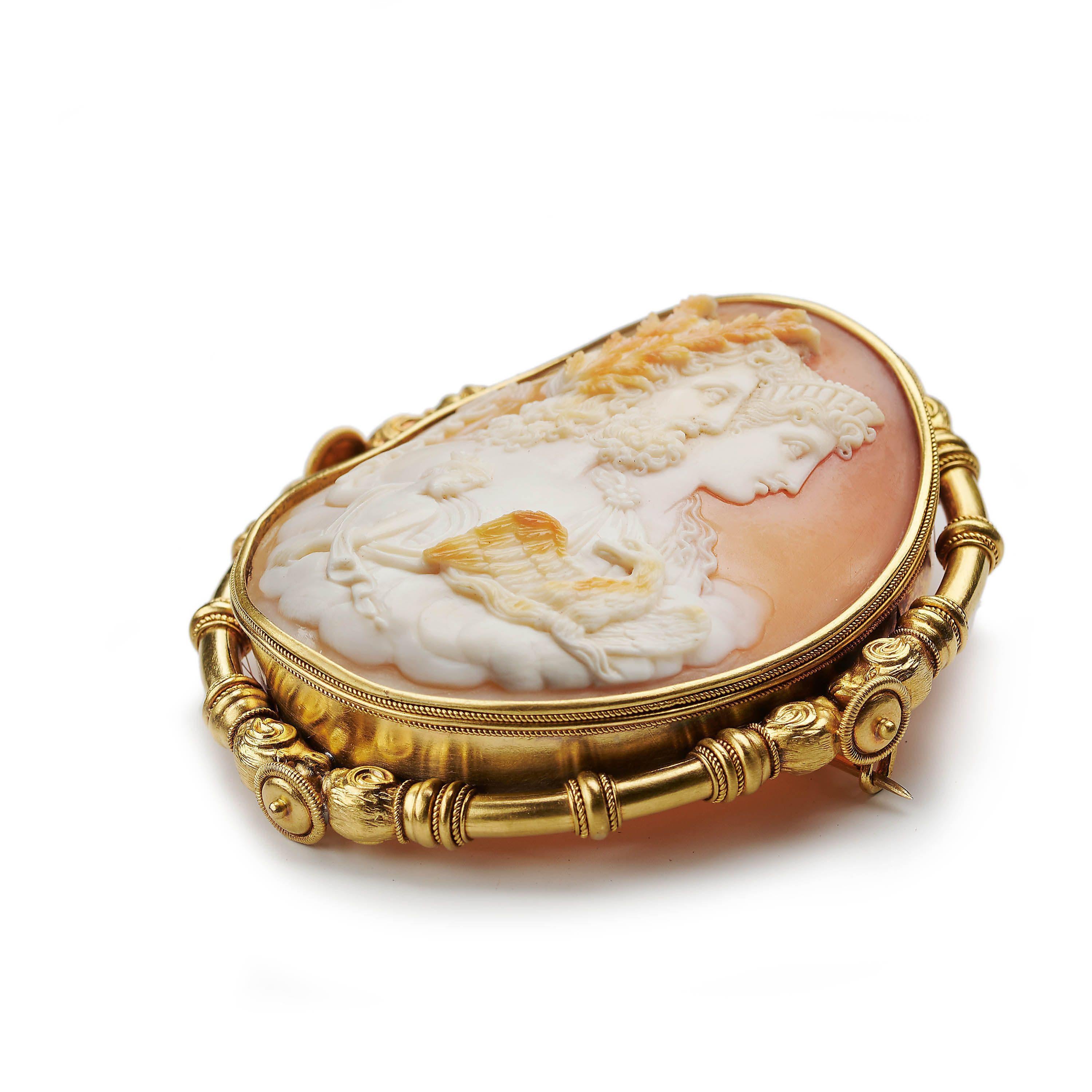 Victorien Broche ancienne en camée de coquillage et or, Jupiter, Juno et Mercure, vers 1875 en vente