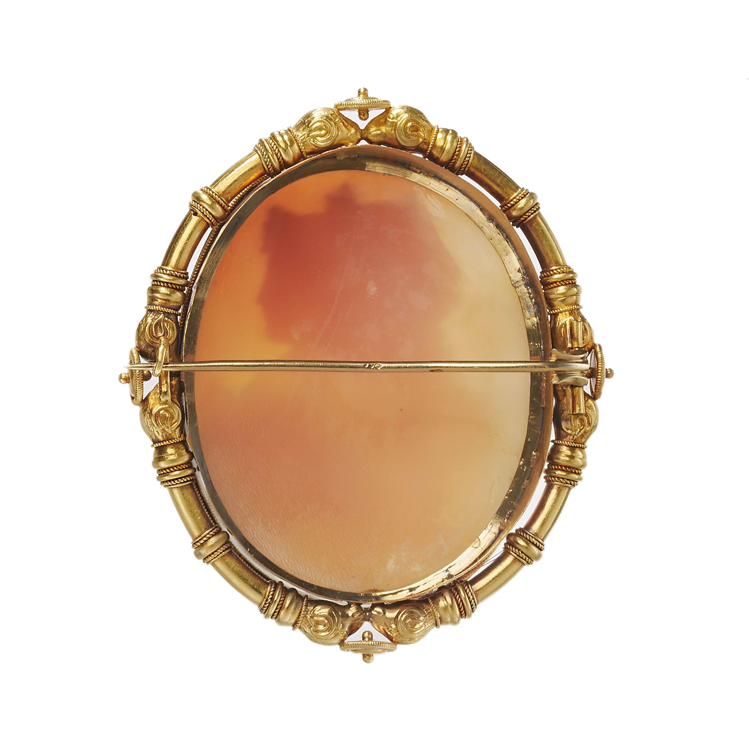 Broche ancienne en camée de coquillage et or, Jupiter, Juno et Mercure, vers 1875 Bon état - En vente à London, GB