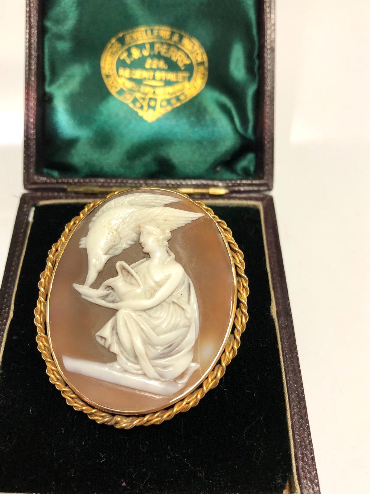 Cameo on the shell, gold mount, 18kt mid 19th century
Size : 4cm x 3,5cm
Weight : 11,4gr.
Hebe, a young maiden, server nectar to her father, Zeus (in the guise of an eagle)

