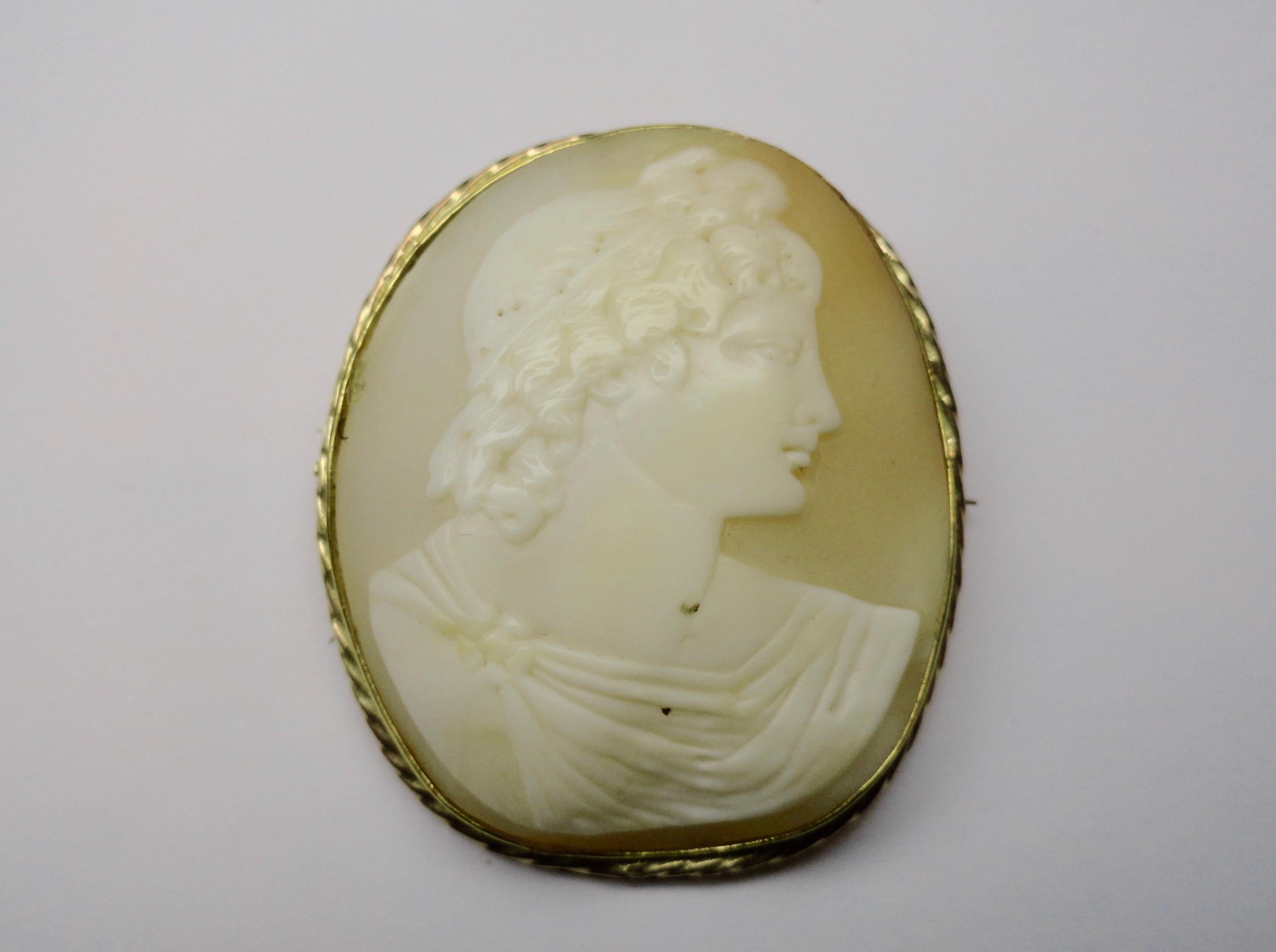 Antique shell cameo of very fine manufacture and particular subject depicting a classical male bust, with delicate gold setting. From the beginning of the 18th Century. 

Measurements: 4.7 cm in height and 4 cm in width