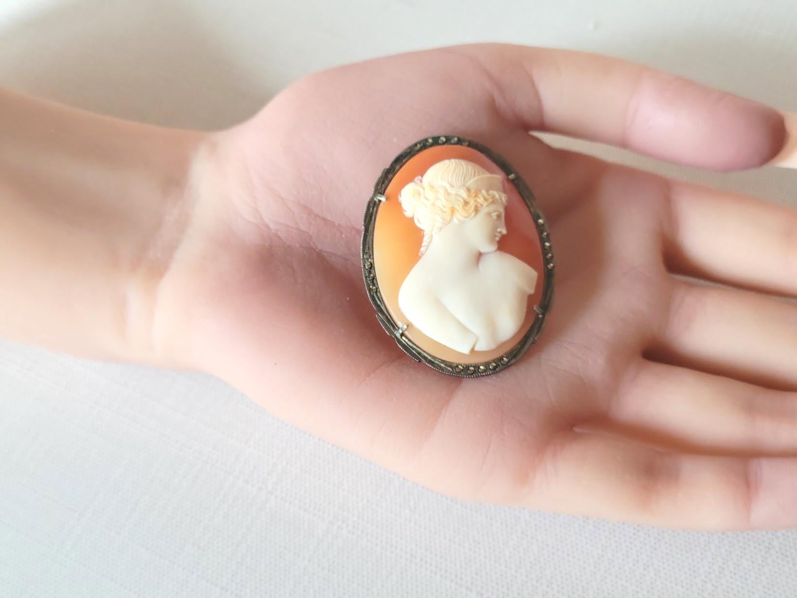 Antique Shell Cameo Brooch, late 1800s For Sale 1