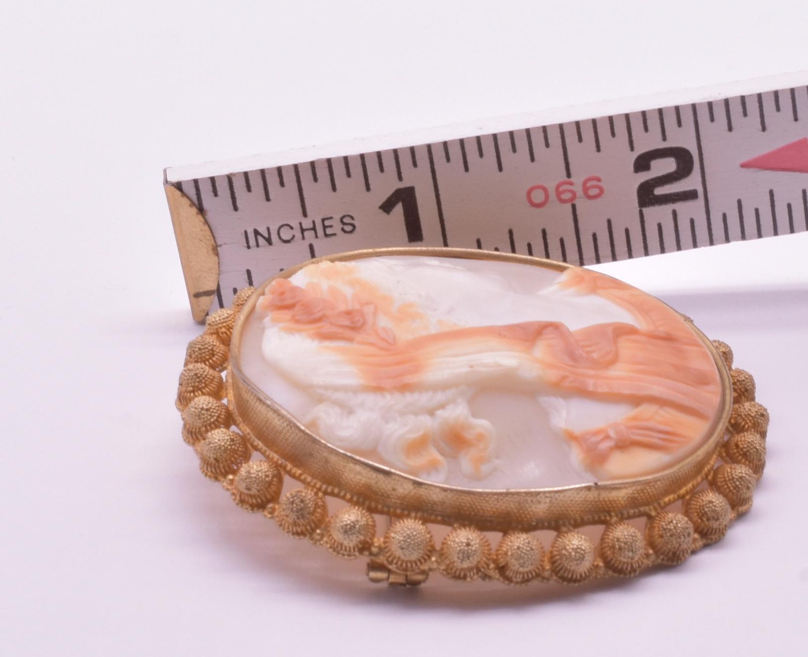 Antique Shell Cameo Brooch of a Young Woman For Sale 1