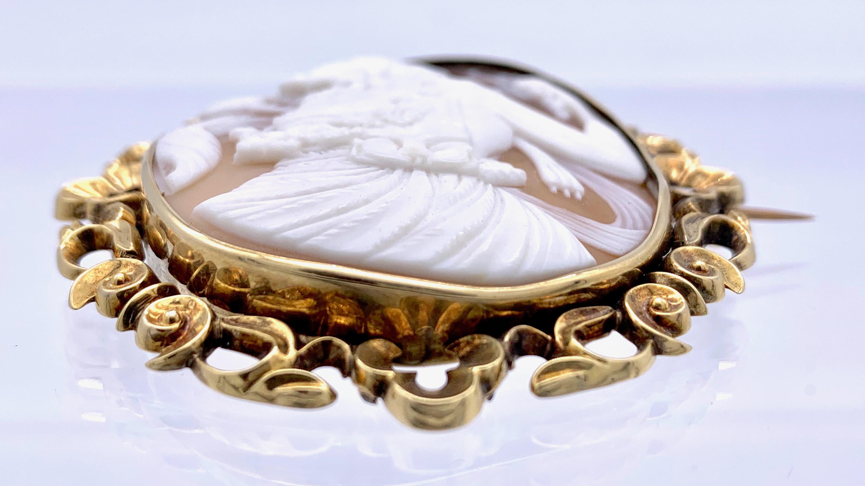 This beautiful large cameo of a bacchante is a fine example of Italian workmanship of the mid nineteenth century.
It has been mounted in an elegant victorian 9 karat gold frame