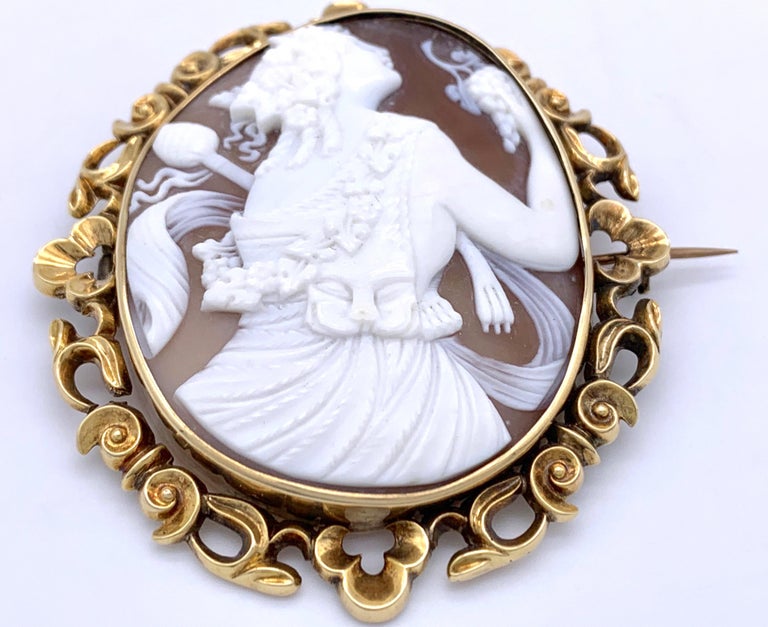 Antique Shell Cameo of a Dancing Bacchante Holding a Bunch of Grapes In Good Condition For Sale In Munich, Bavaria