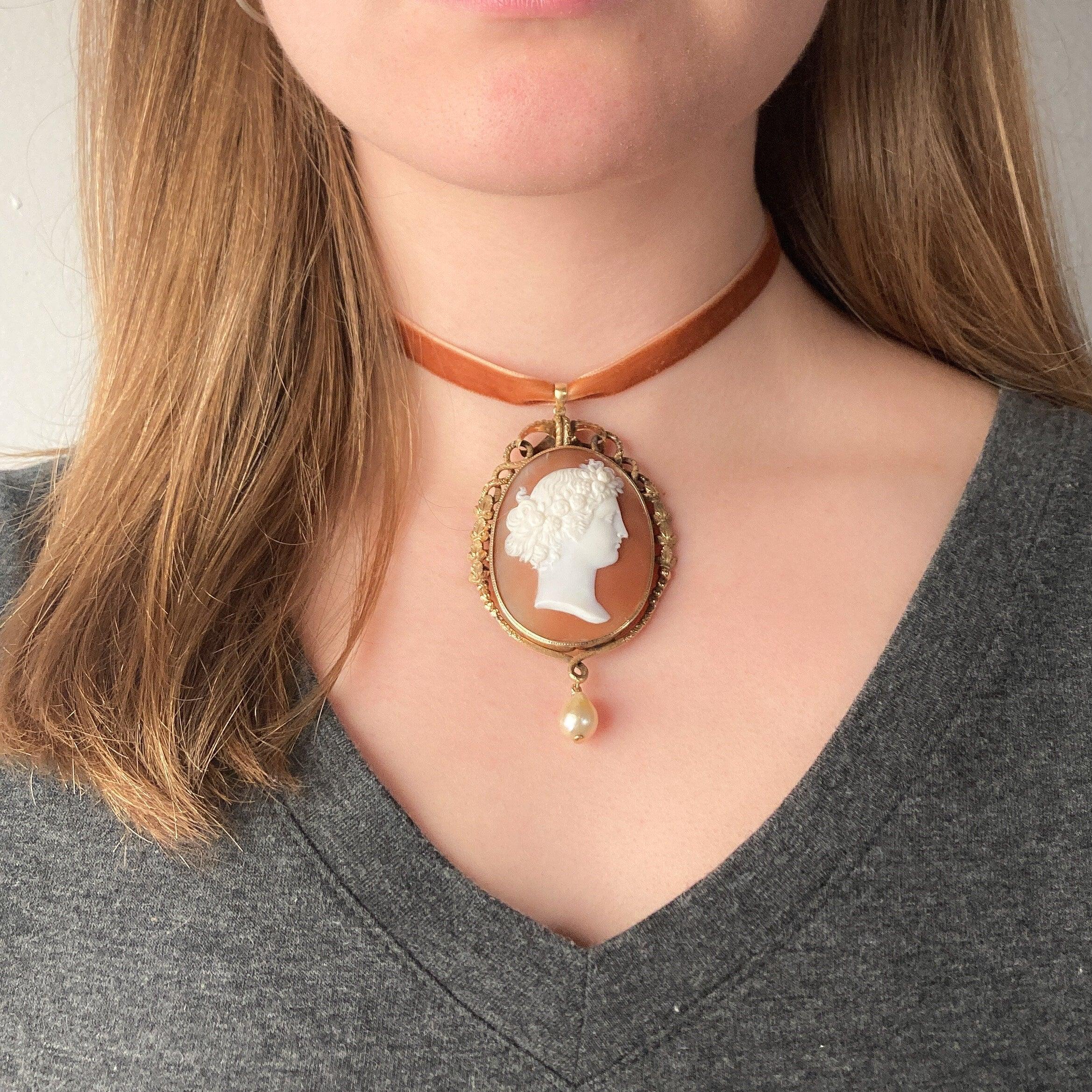 Pendentif en or 12k avec camée en coquillage antique Pour femmes en vente