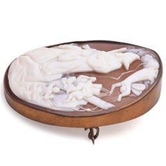Pendentif-broche antique en camée de coquillage représentant Prospero, Miranda et Ariel dans « La Tempête »