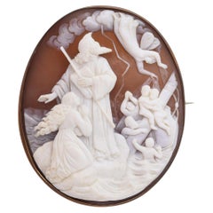 Pendentif-broche antique en camée de coquillage représentant Prospero, Miranda et Ariel dans « La Tempête »