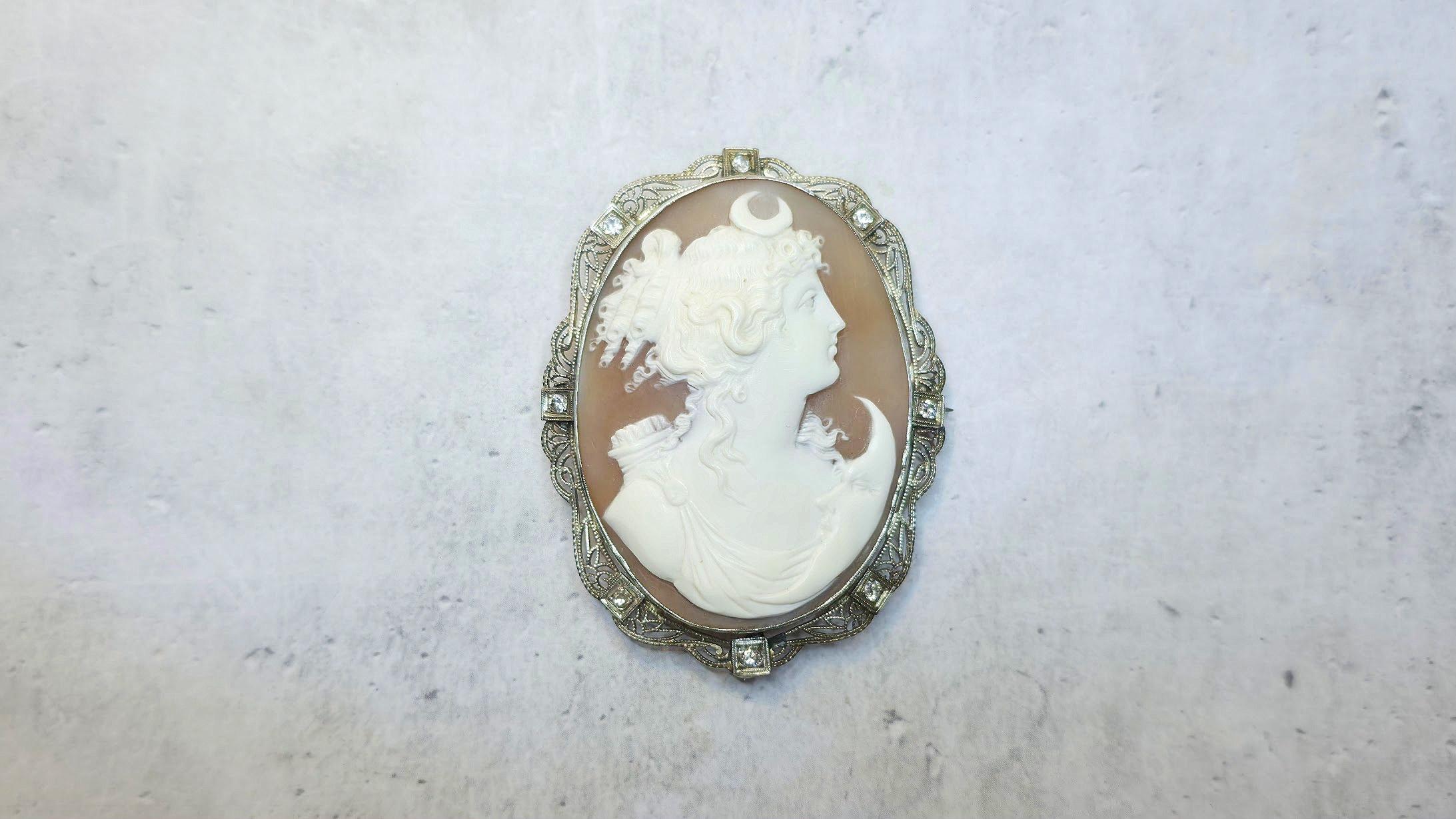 Siamo lieti di presentare uno splendido e raro cammeo antico raffigurante l'antica dea greca Artemis (Diana nella mitologia romana). Questo pezzo della fine del XIX secolo presenta un intaglio eccezionale e di alta qualità. Il cammeo è montato in