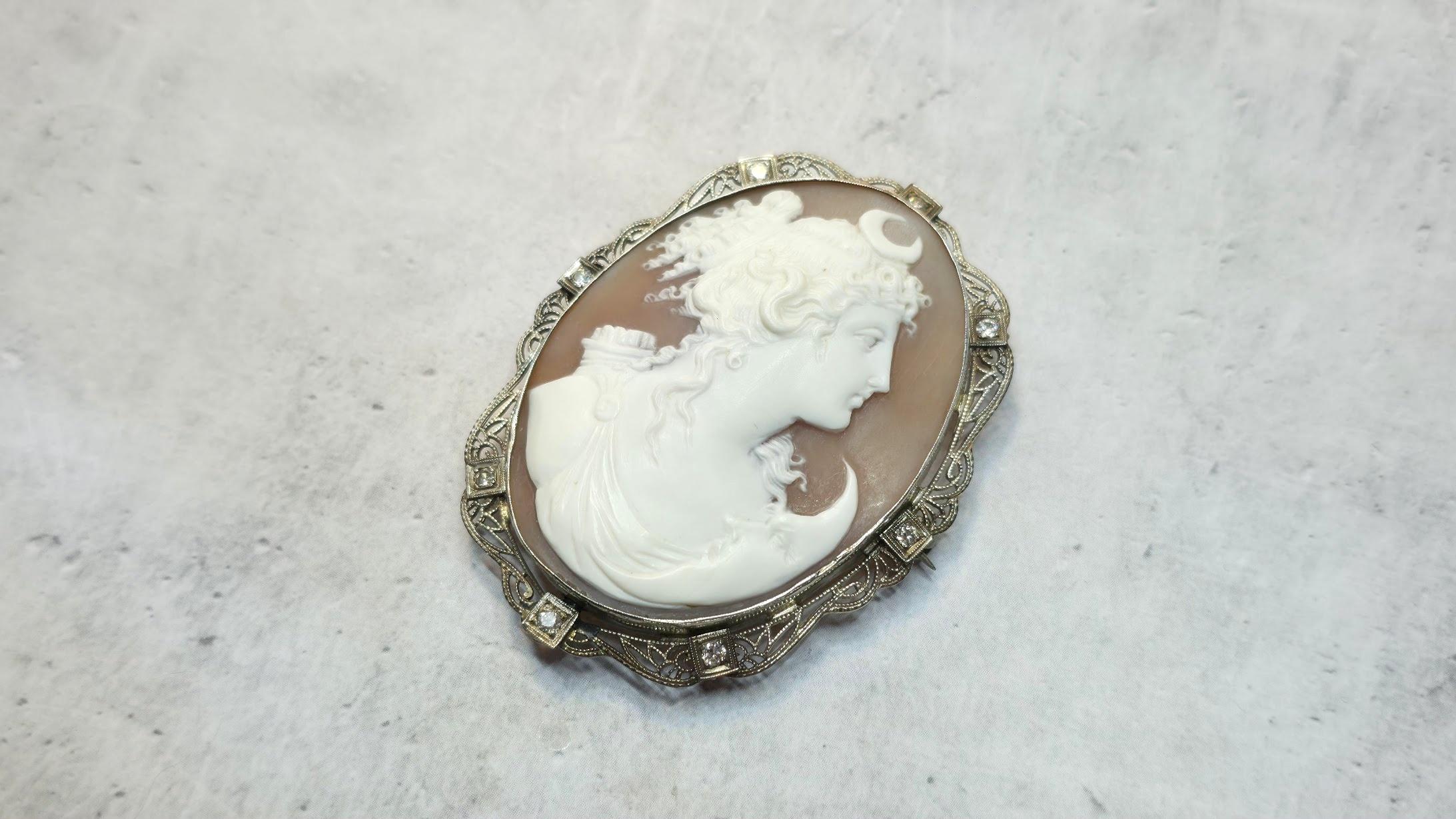 Art Déco Antico cammeo a conchiglia in oro bianco con spilla di diamanti Dea greca Artemis in vendita