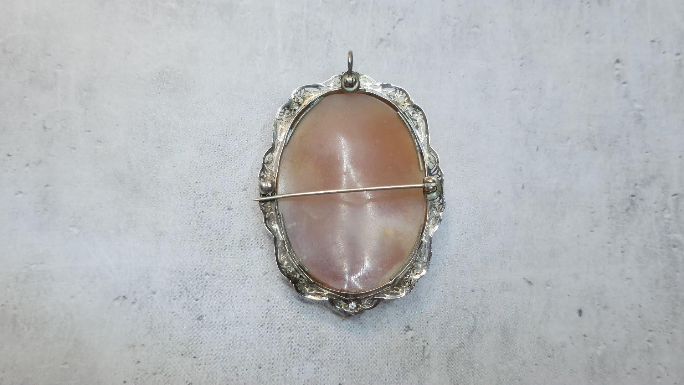 Taglio brillante Antico cammeo a conchiglia in oro bianco con spilla di diamanti Dea greca Artemis in vendita