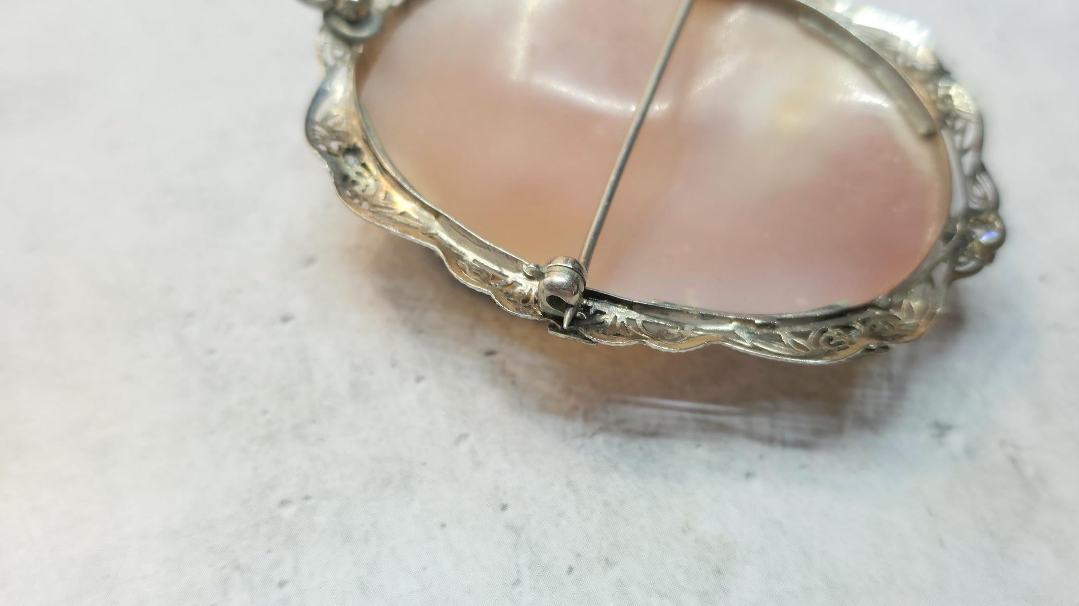 Antico cammeo a conchiglia in oro bianco con spilla di diamanti Dea greca Artemis In condizioni ottime in vendita a Chesterland, OH