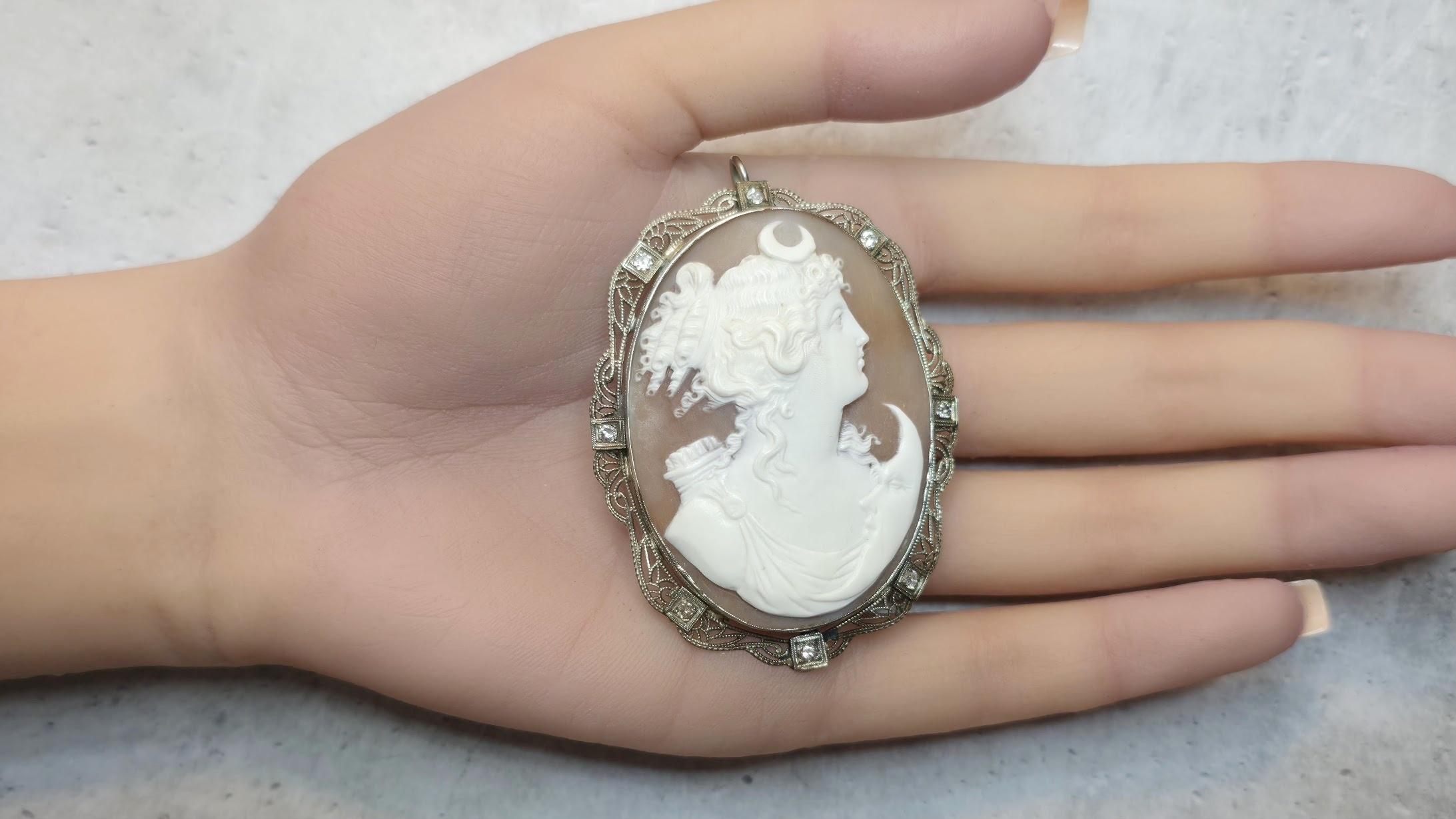 da uomo o donna Antico cammeo a conchiglia in oro bianco con spilla di diamanti Dea greca Artemis in vendita
