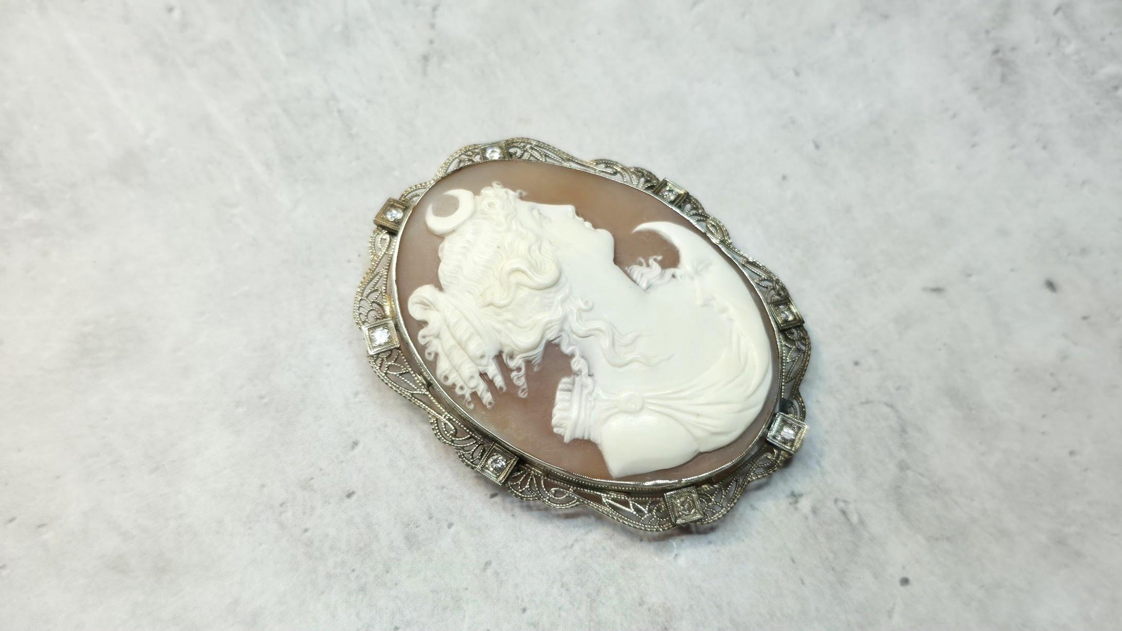 Antico cammeo a conchiglia in oro bianco con spilla di diamanti Dea greca Artemis in vendita 1