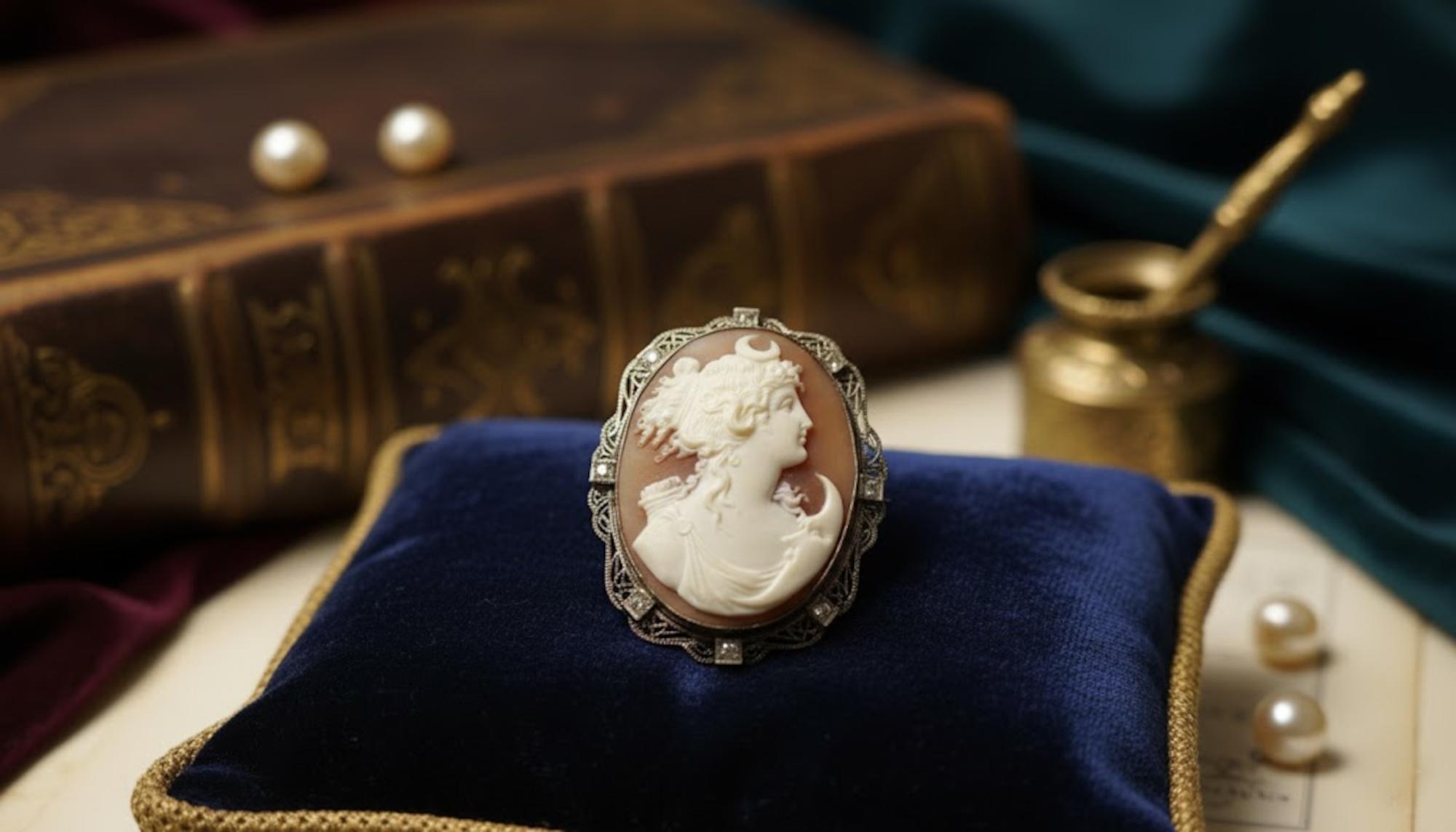 Antico cammeo a conchiglia in oro bianco con spilla di diamanti Dea greca Artemis in vendita 2