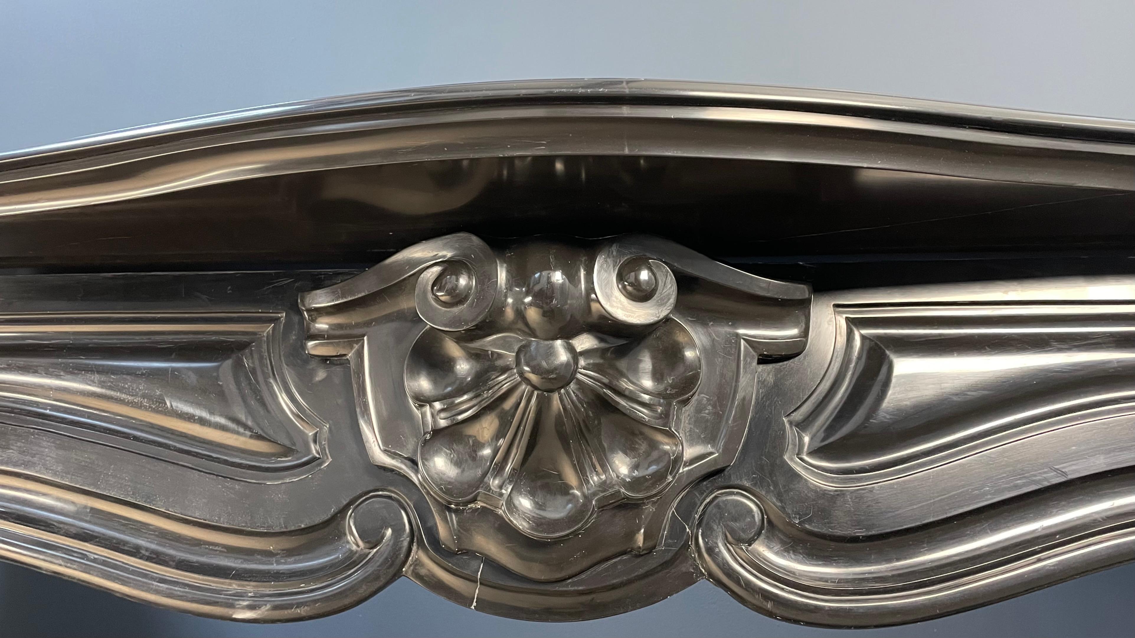 Antiker runder Muschel-Kamin aus schwarzem Noir De Mazy-Marmor (Napoleon III.) im Angebot