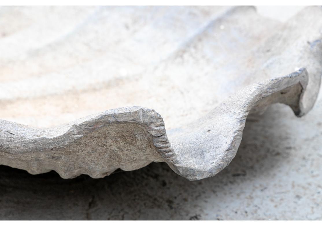 Bassin de jardin antique en plomb en forme de coquillage en vente 1