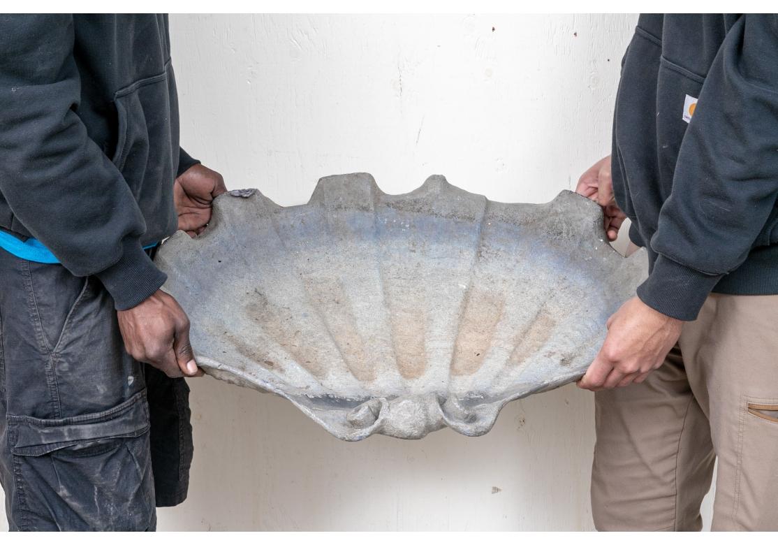 Bassin de jardin antique en plomb en forme de coquillage en vente 3