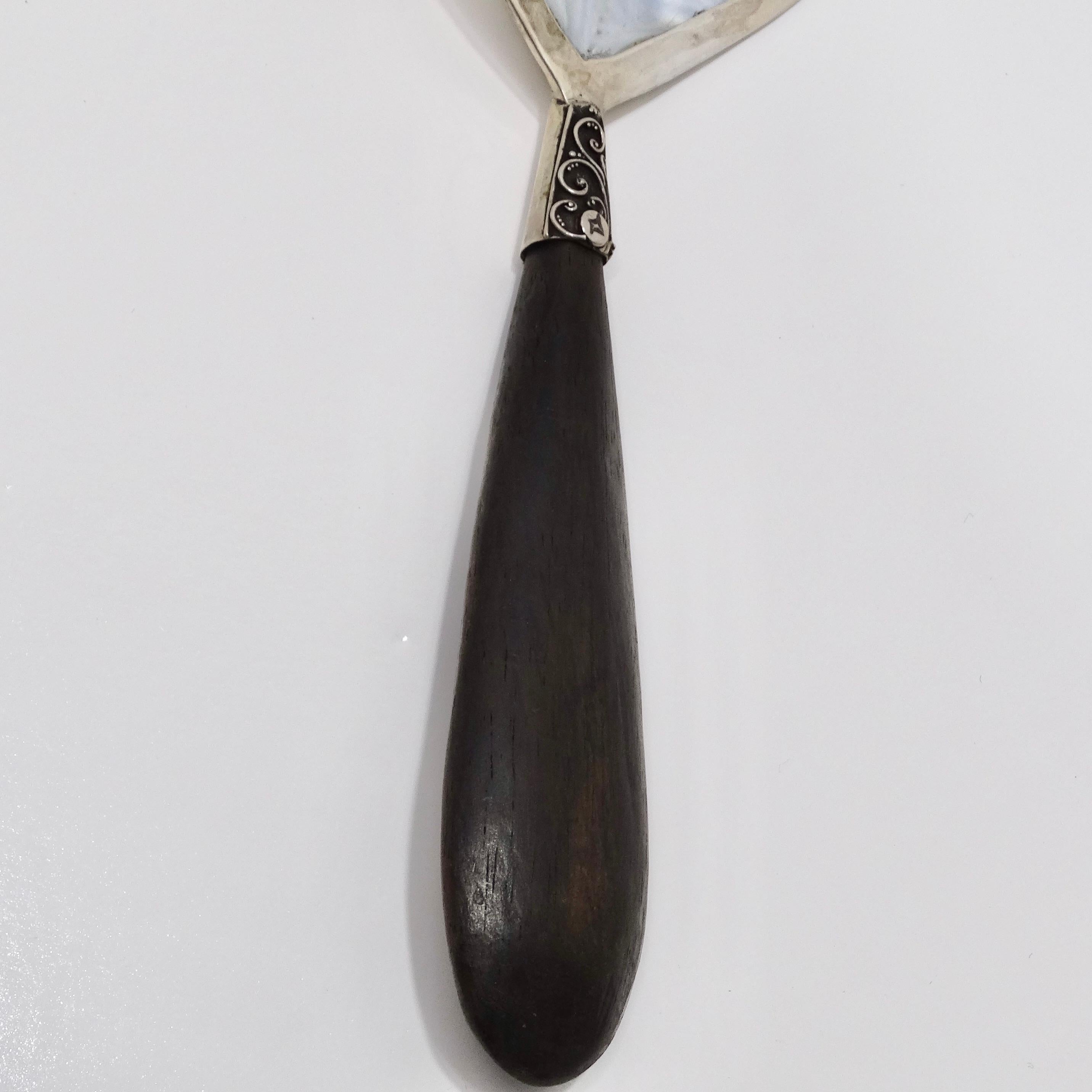 Antique Shell Motif Pure Silver Spoon In Good Condition For Sale In Scottsdale, AZ