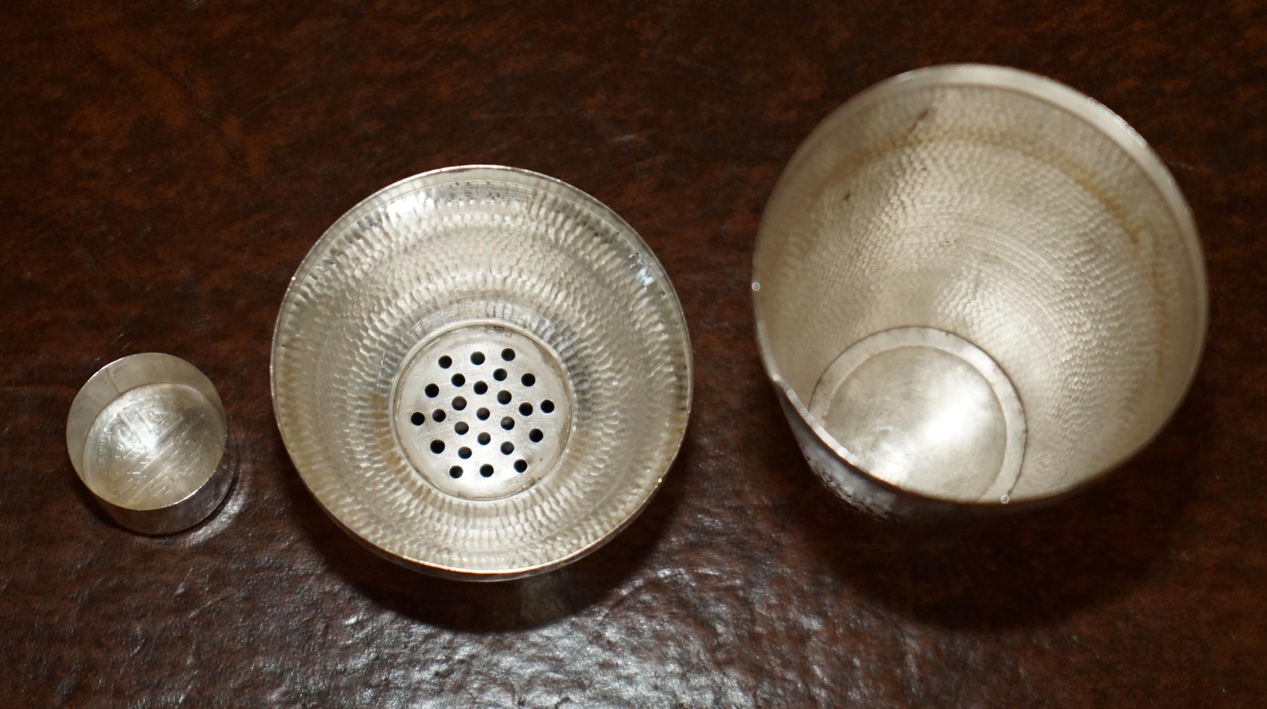 ANTIGUO SHENG YUAN FIRMADO EN PLATA ESTERLINA MARTILLADO A MANO COCTELERA CHINA en Bueno estado para la venta en West Sussex, Pulborough