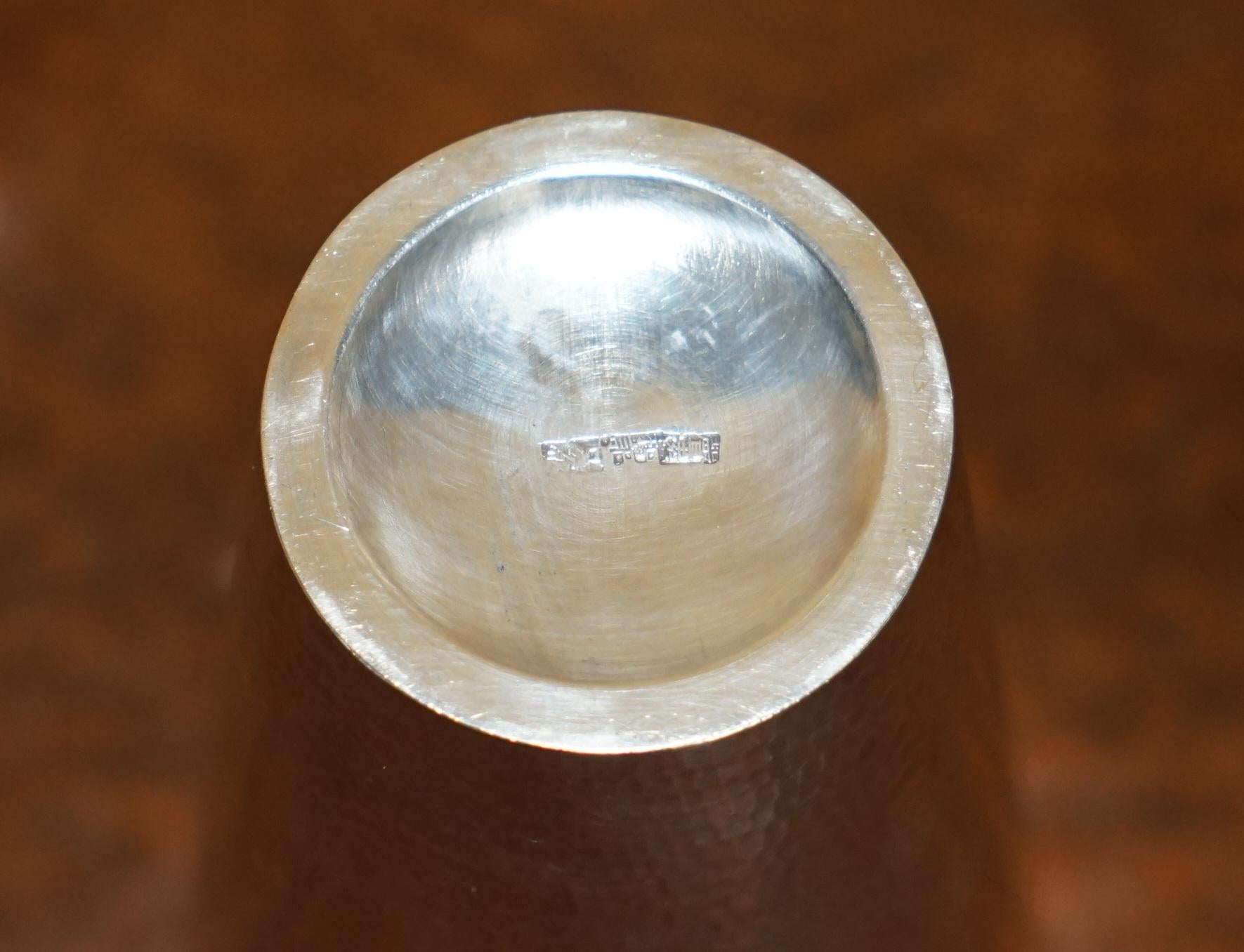 ANTIGUO SHENG YUAN FIRMADO EN PLATA ESTERLINA MARTILLADO A MANO COCTELERA CHINA mediados del siglo XX en venta