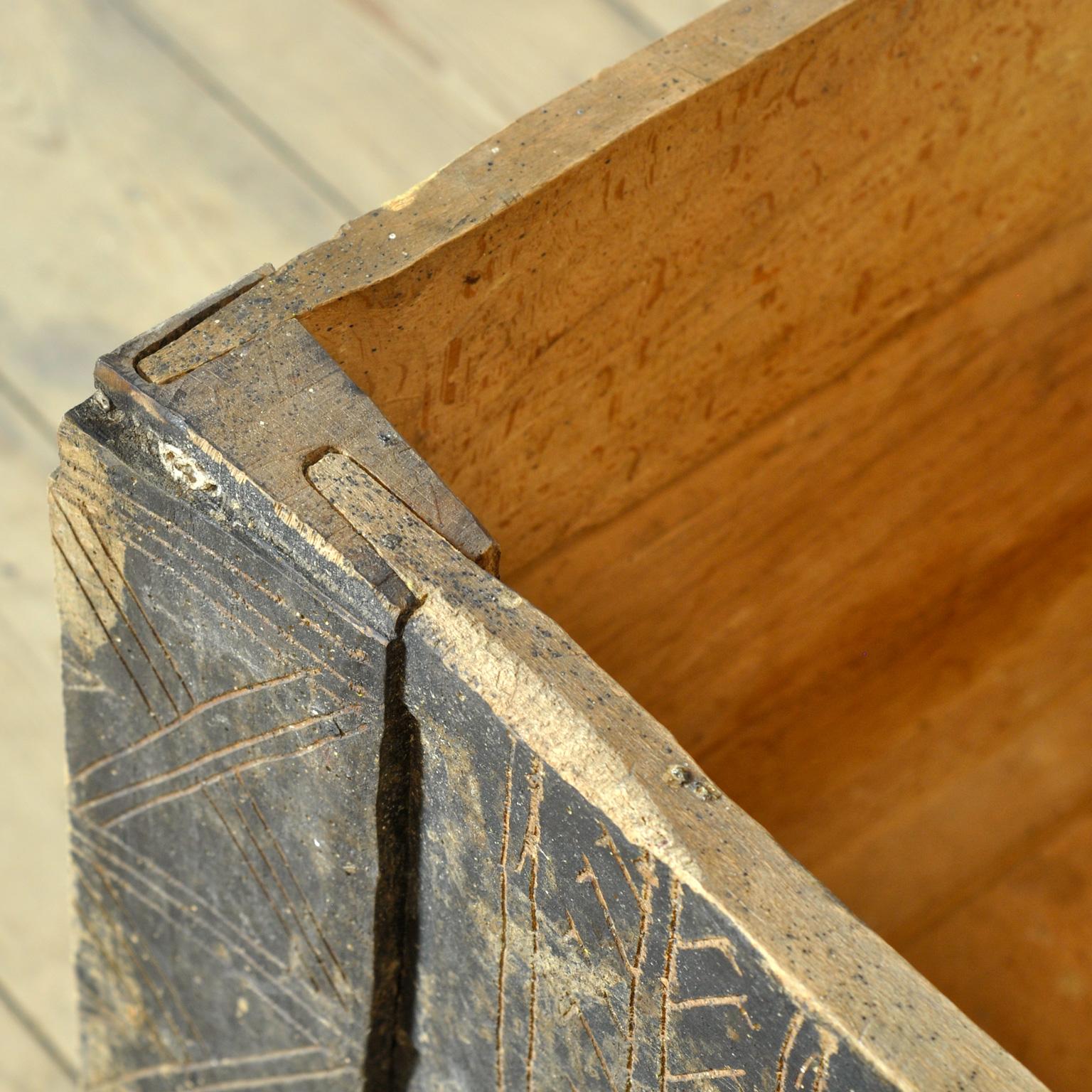 Antique shepherd’s chest, 1820s For Sale 1