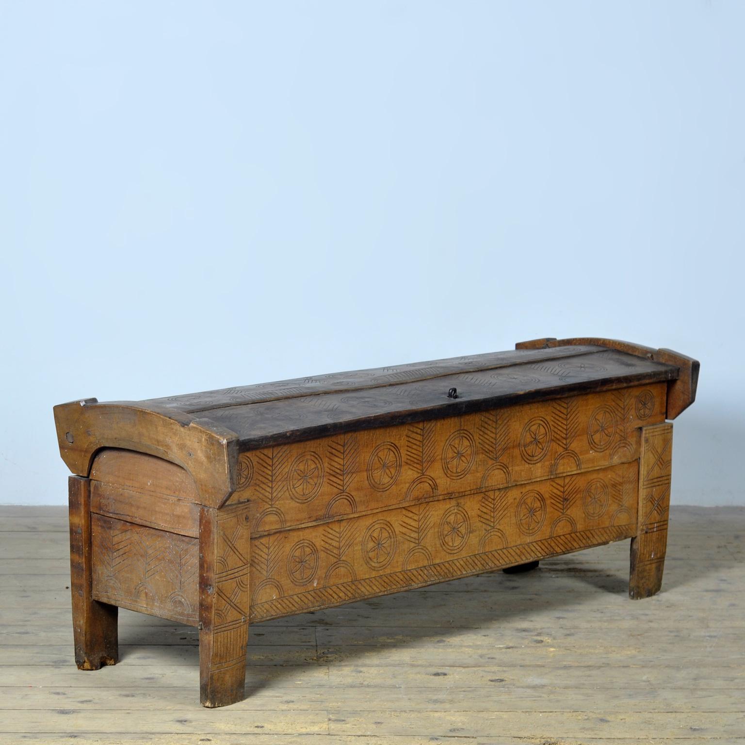 Coffre de berger bas de belle apparence et de belles proportions, datant d'environ 1850. Ces coffres ont été fabriqués de la même manière pendant des siècles. Ils étaient décorés de symboles magiques traditionnels. Cet exemple montre que la