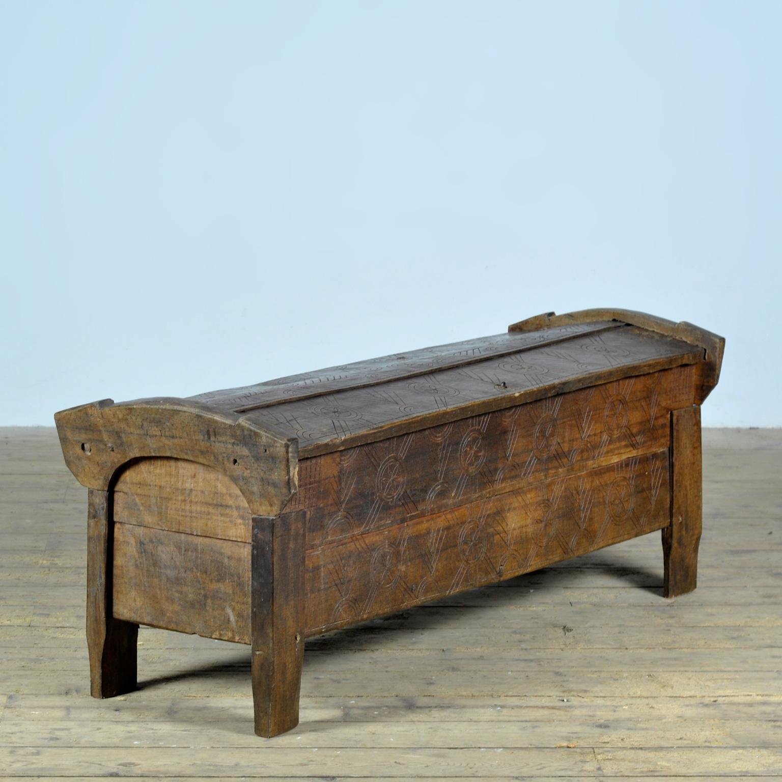 Low shepherd’s chest with a beautiful appearance and proportions from around 1850. These chests were made in the same way for centuries. They were decorated with traditional magical symbols. Reduced to a natural finish. From the mountains of