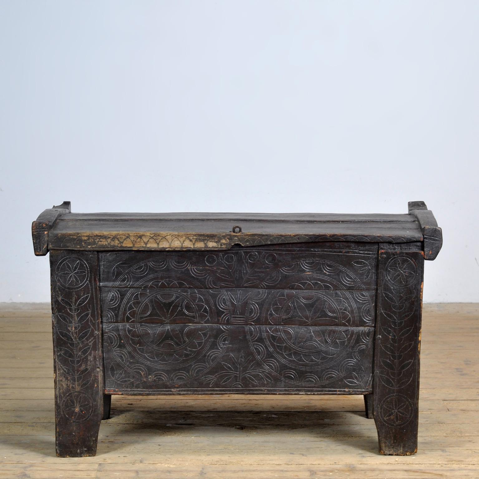 Big shepherd’s chest with a beautiful appearance and proportions from around 1850. These chests were made in the same way for centuries. They were decorated with traditional magical symbols. Reduced to a natural finish. From the mountains of