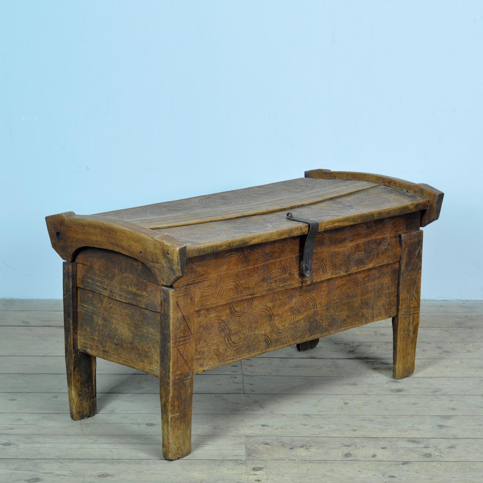 Low shepherd’s chest with a beautiful appearance and proportions. These chests were made in the same way for centuries. They were decorated with traditional magical geometric symbols. Reduced to a natural finish. Raw, authentic. Originating from the
