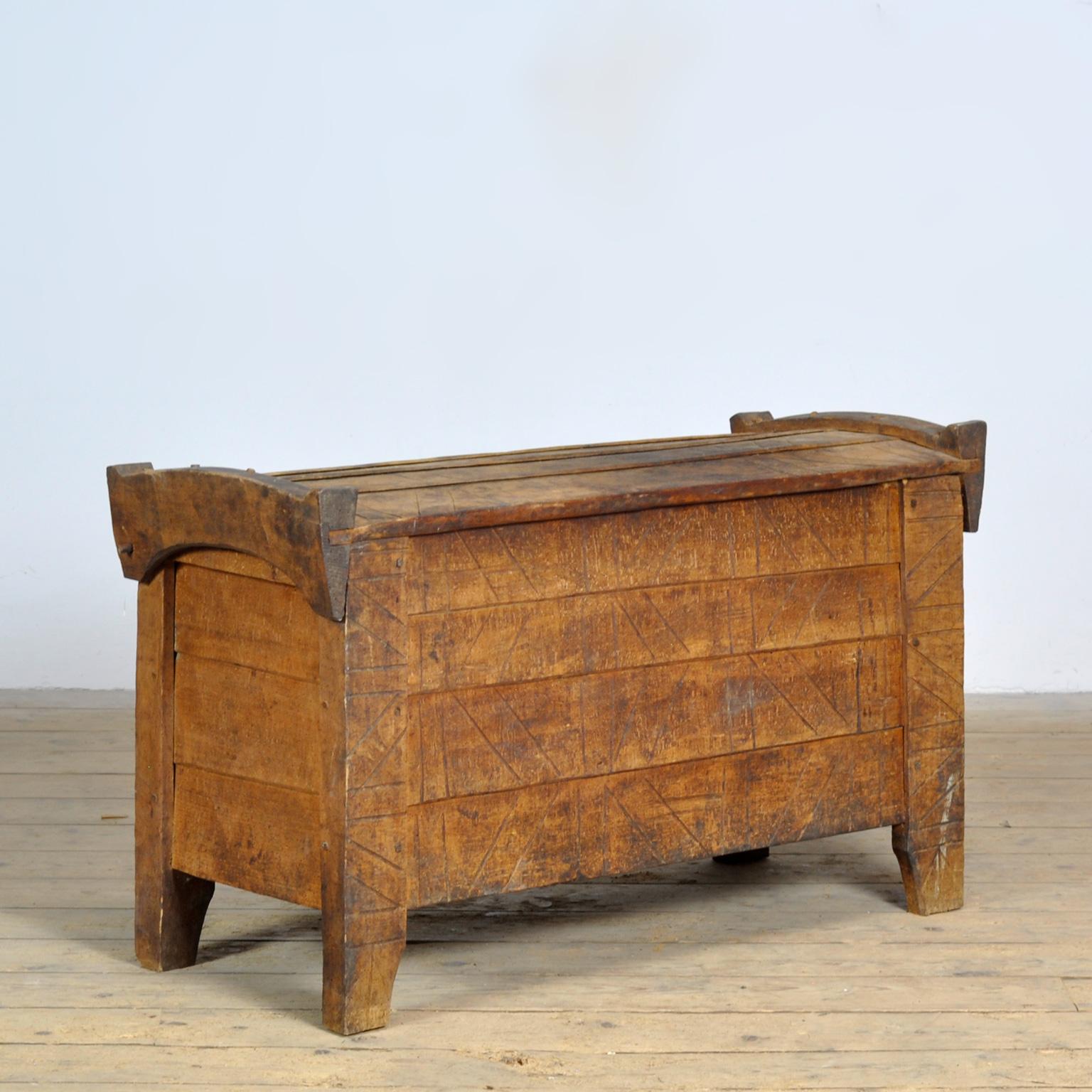 Poitrine de berger basse avec une belle apparence et de belles proportions. Ces coffres ont été fabriqués de la même manière pendant des siècles. Ils étaient décorés de symboles géométriques traditionnels. Réduit à une finition naturelle. Brut,