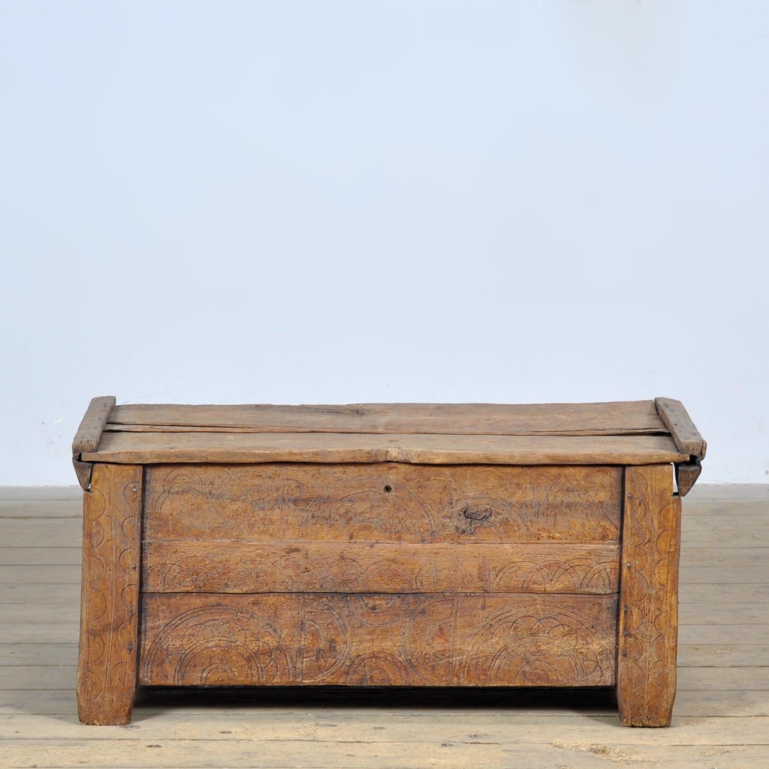 Poitrine de berger basse avec une belle apparence et de belles proportions. Ces coffres ont été fabriqués de la même manière pendant des siècles. Ils étaient décorés de symboles géométriques traditionnels. Réduit à une finition naturelle. Brut,