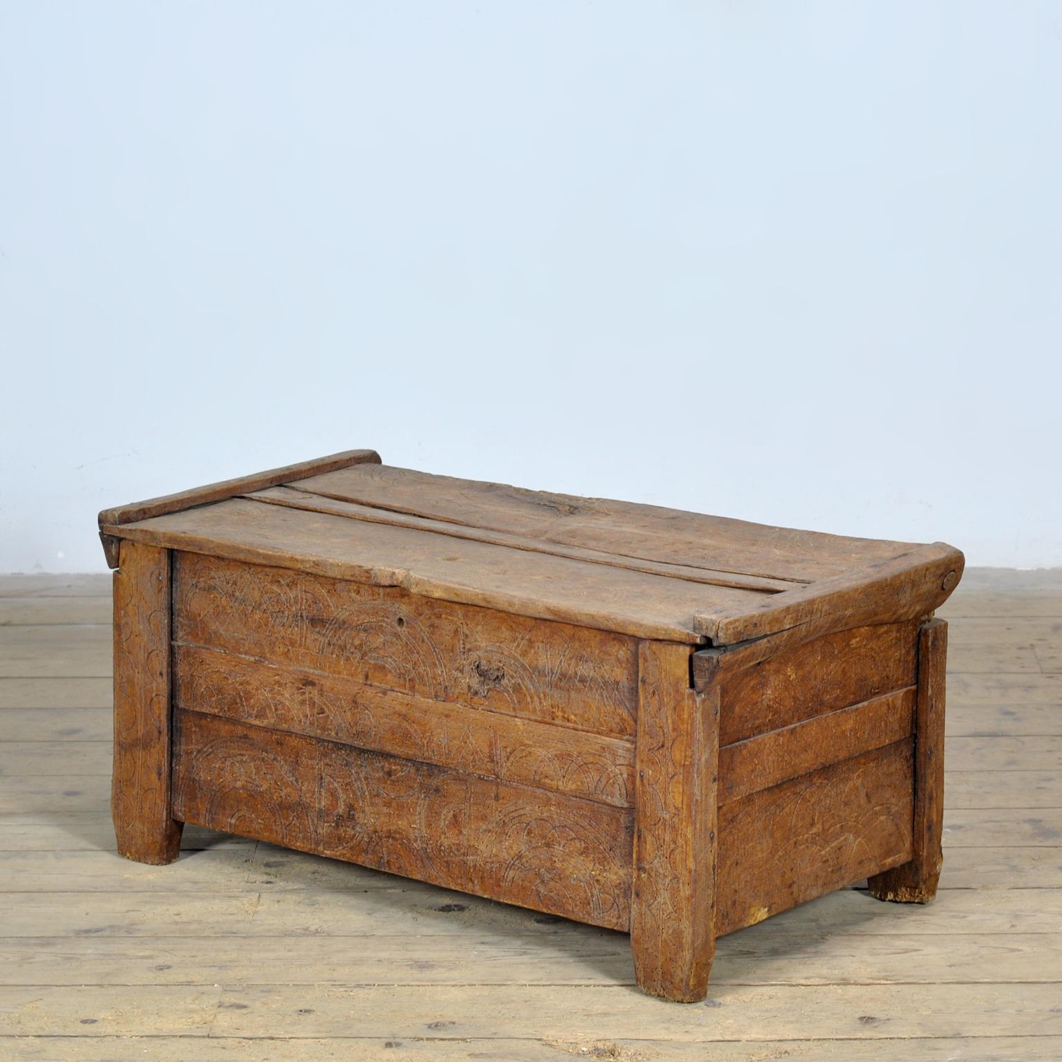 Roumain Coffre de berger ancien, 1850 en vente