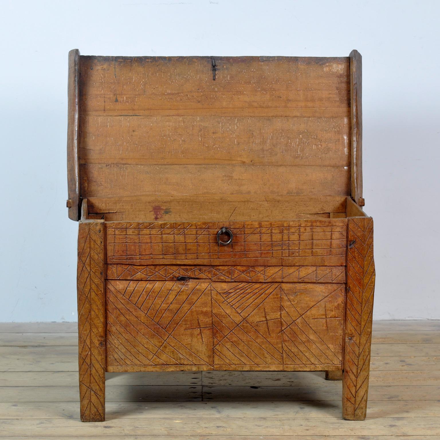 Antique Shepherd’s Chest, 1880s In Good Condition In Amsterdam, Noord Holland