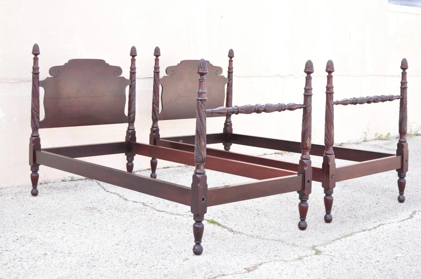 Antique Sheraton Federal Carved Mahogany Acorn Finial Twin Bed by Richter - Pair im Angebot 5