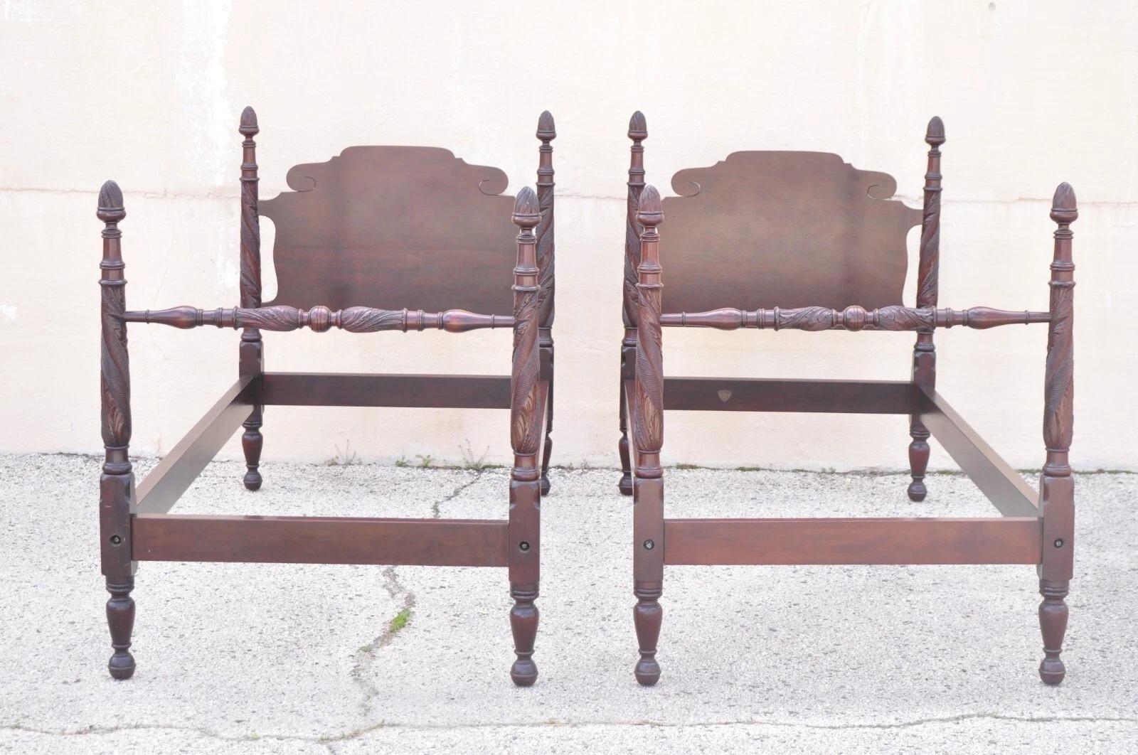 Antique Sheraton Federal Carved Mahogany Acorn Finial Twin Bed by Richter - Pair im Angebot 6