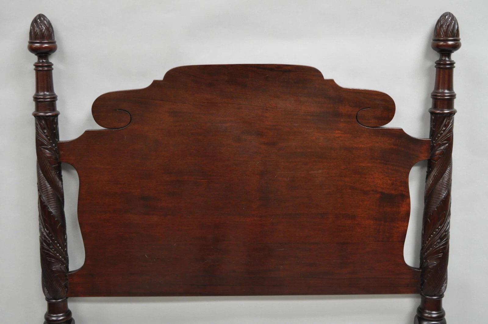 Antique Sheraton Federal Carved Mahogany Acorn Finial Twin Bed by Richter - Pair im Zustand „Gut“ im Angebot in Philadelphia, PA