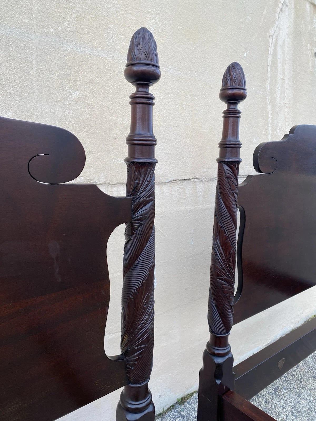 Antique Sheraton Federal Carved Mahogany Acorn Finial Twin Bed by Richter - Pair (Mahagoni) im Angebot
