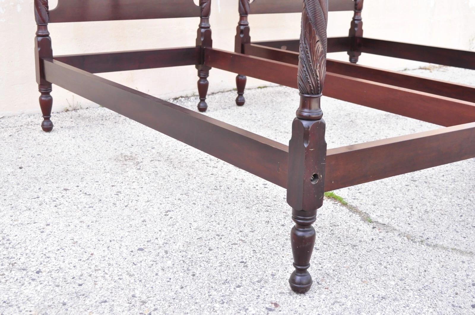 Antique Sheraton Federal Carved Mahogany Acorn Finial Twin Bed by Richter - Pair im Angebot 3