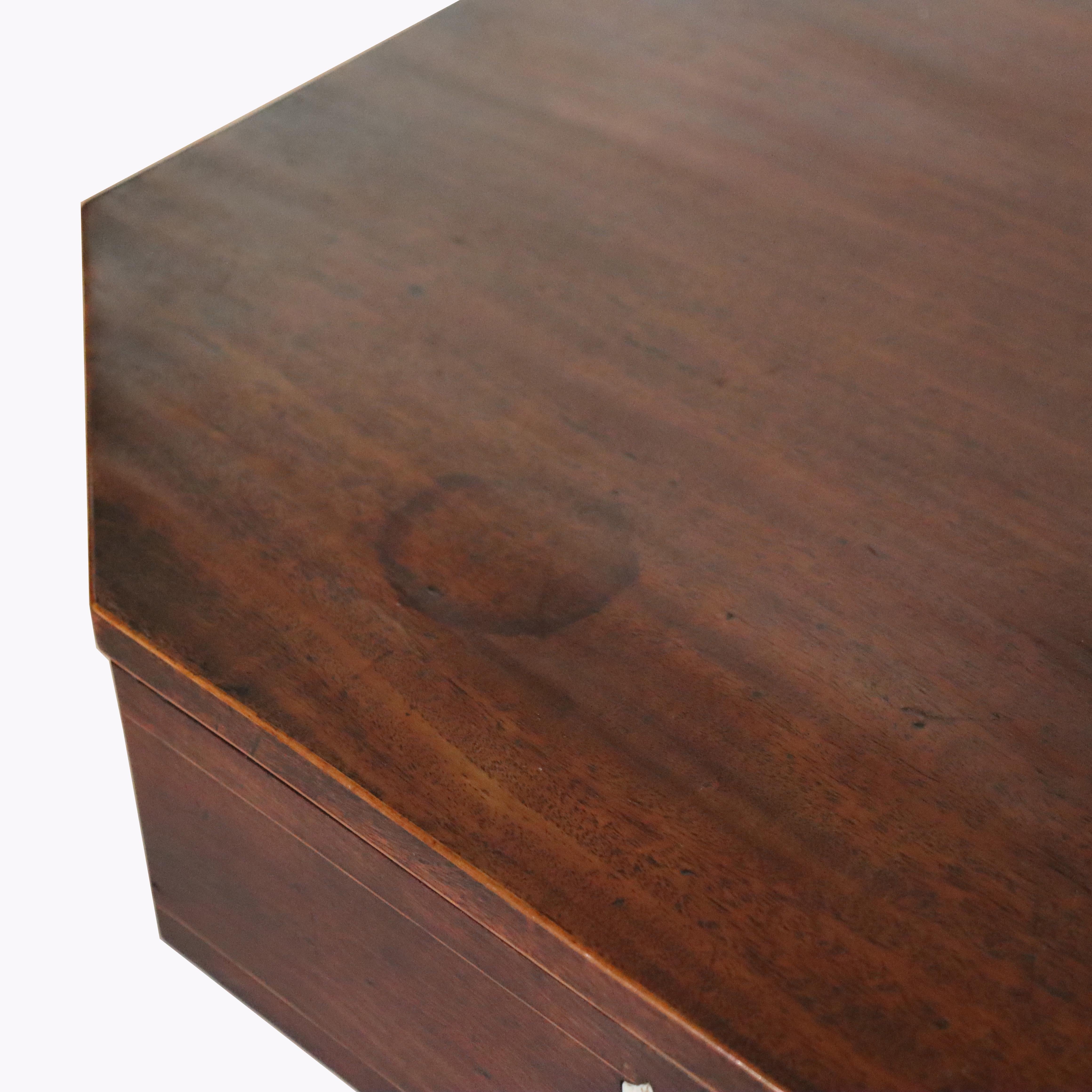 Antiguo Costurero Federal Sheraton de caoba con pata de araña c1820 en venta 7
